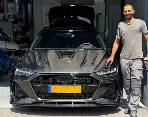 Vakmanschap in autospuitwerk: onze medewerker levert een perfect gespoten Audi af met oog voor kwaliteit, precisie en een strakke afwerking.