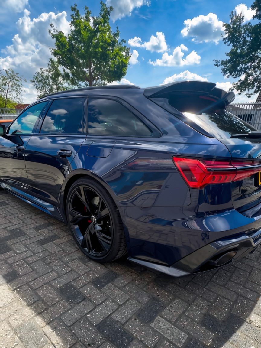 Perfect afgewerkte Audi RS6 na professioneel autospuitwerk en detailing. Hoogwaardige lakafwerking met oog voor kwaliteit en vakmanschap.
